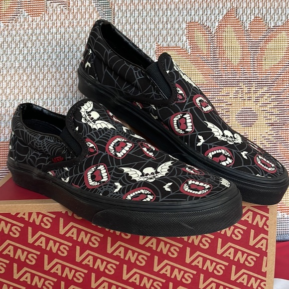 Vans Classic Slip-0n
(Glow Frights) Black/Black
VN000XG88MG WMNS sneakers - Picture 5 of 16